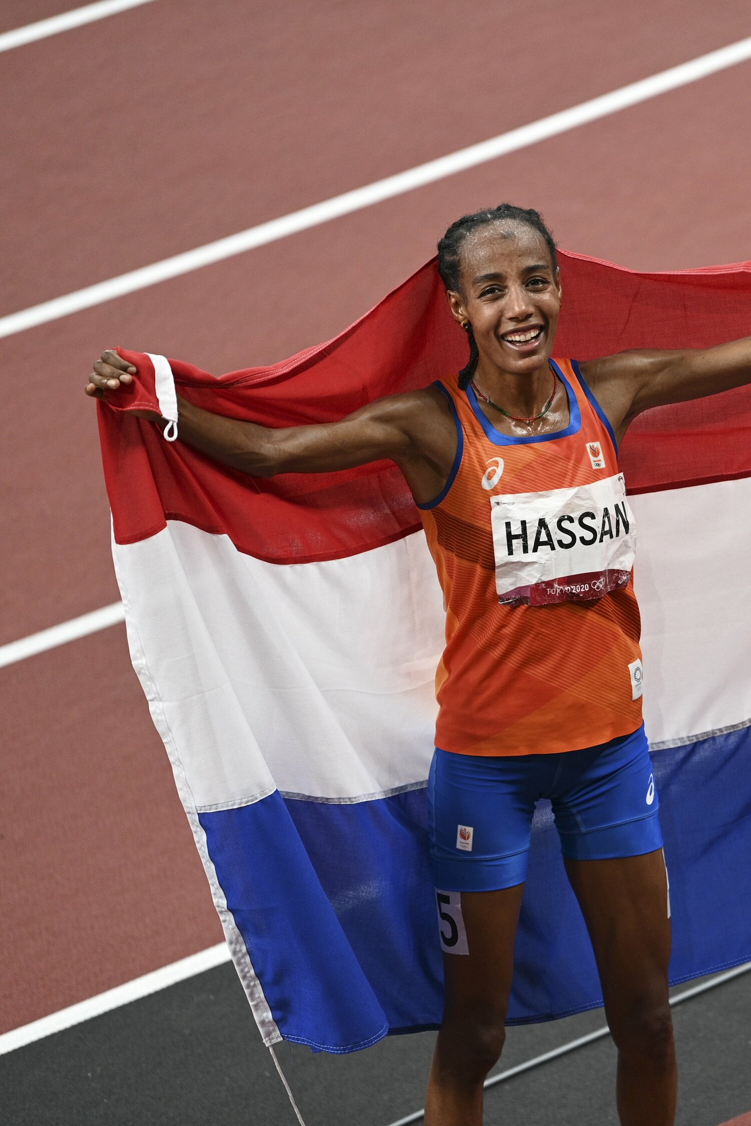 東京五輪10000mで金メダルを獲得してオランダ国旗を掲げるハッサン ©Asami Enomoto/JMPA