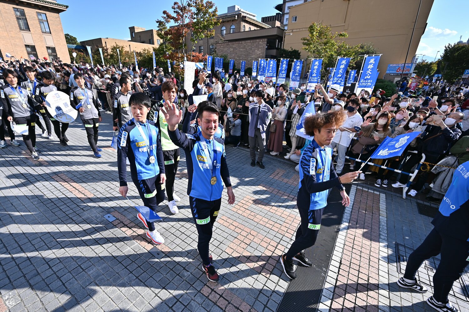 甲府市内で行われた優勝パレードには多くのサポーターが詰めかけた　©2022VFK