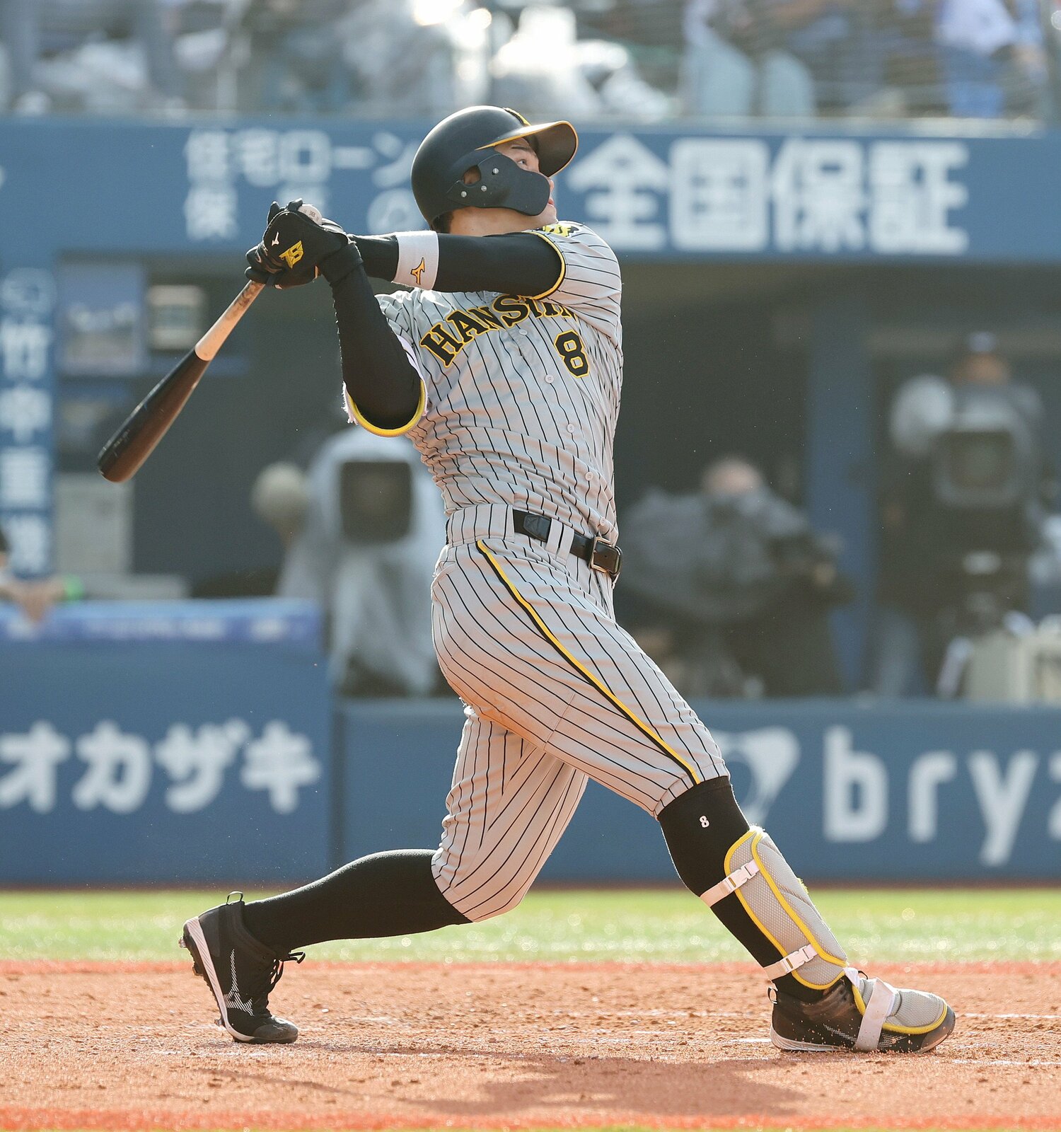 CS第3戦の4回、反撃ののろしとなるソロホームランを放った佐藤輝明　©︎JIJI PRESS