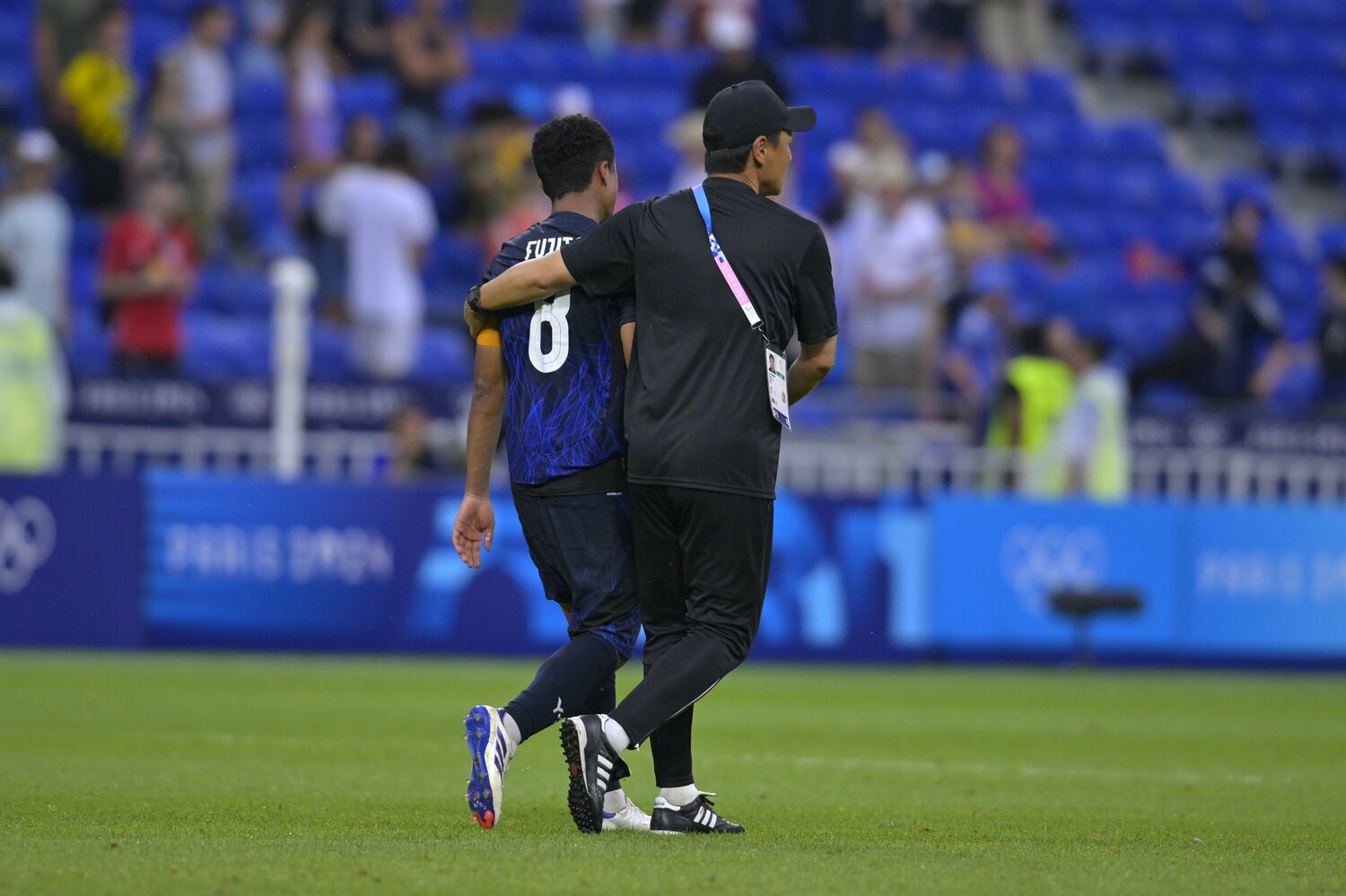 藤田を抱きかかえる大岩監督　©Koki Nagahama/JMPA