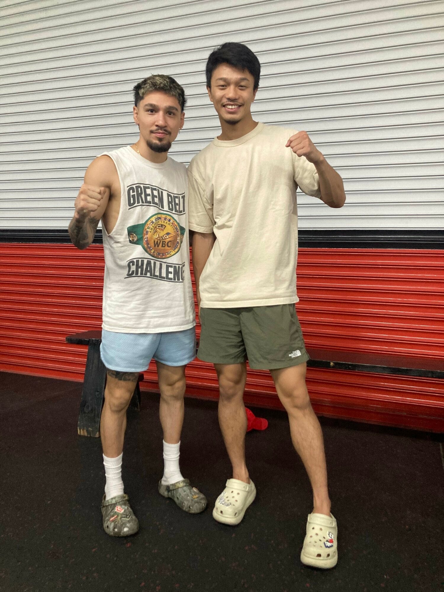 共に汗を流したオラスクアガ(左)と写真に収まる中谷 ©︎Daisuke Sugiura