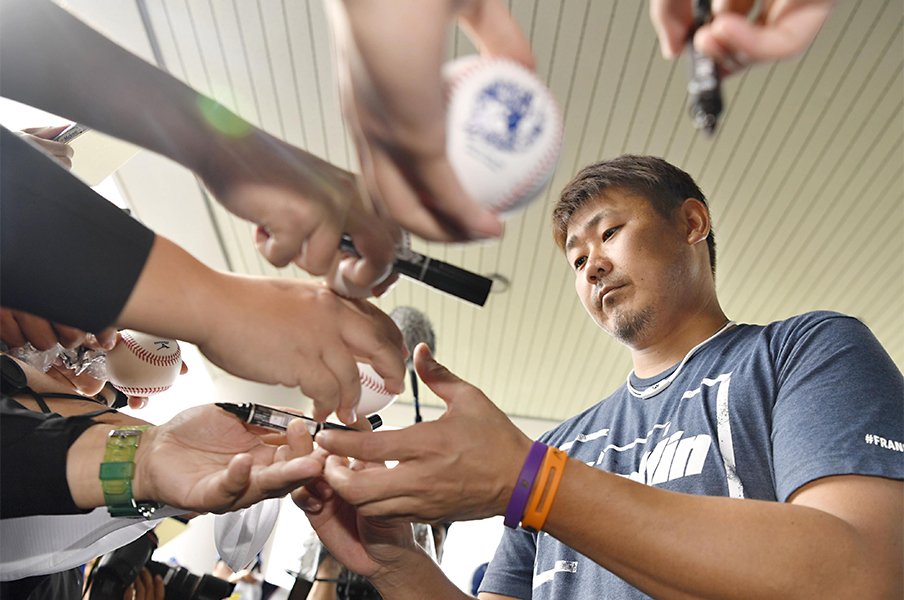 プロ野球ファンサービスの実態と、ある選手がカープ少年だった頃。＜Number Web＞ photograph by Kyodo News