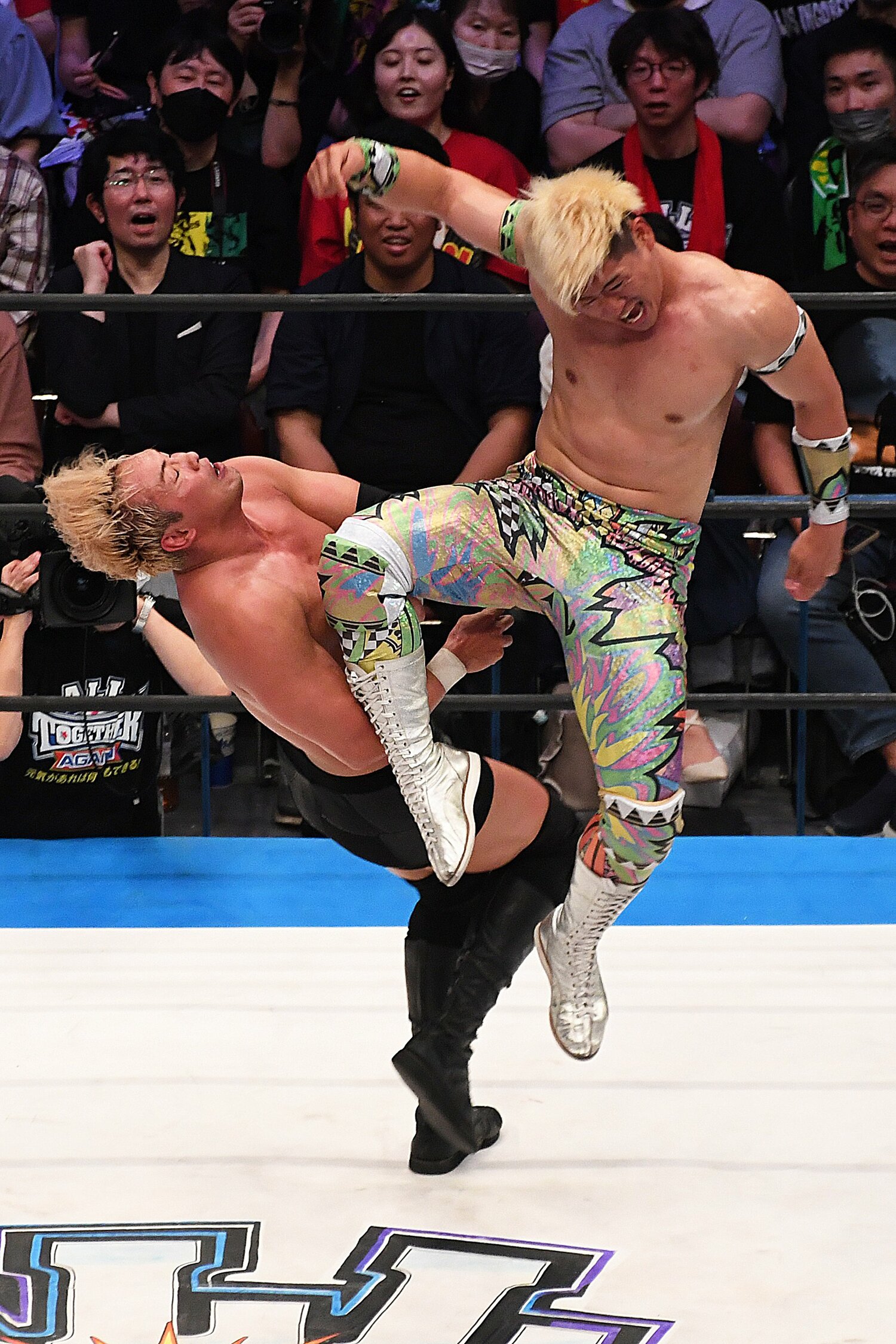 オカダ・カズチカにジャンピングニーを放つ清宮海斗