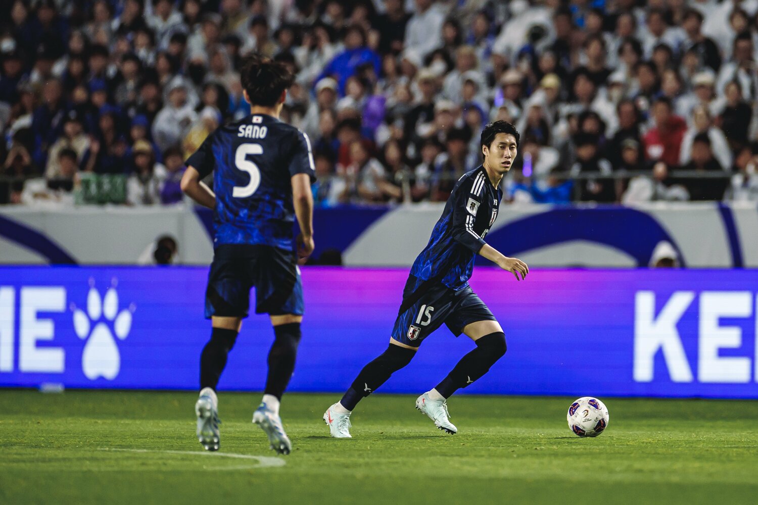 鎌田（奥）は佐野の動きを高く評価した　©Kiichi Matsumoto