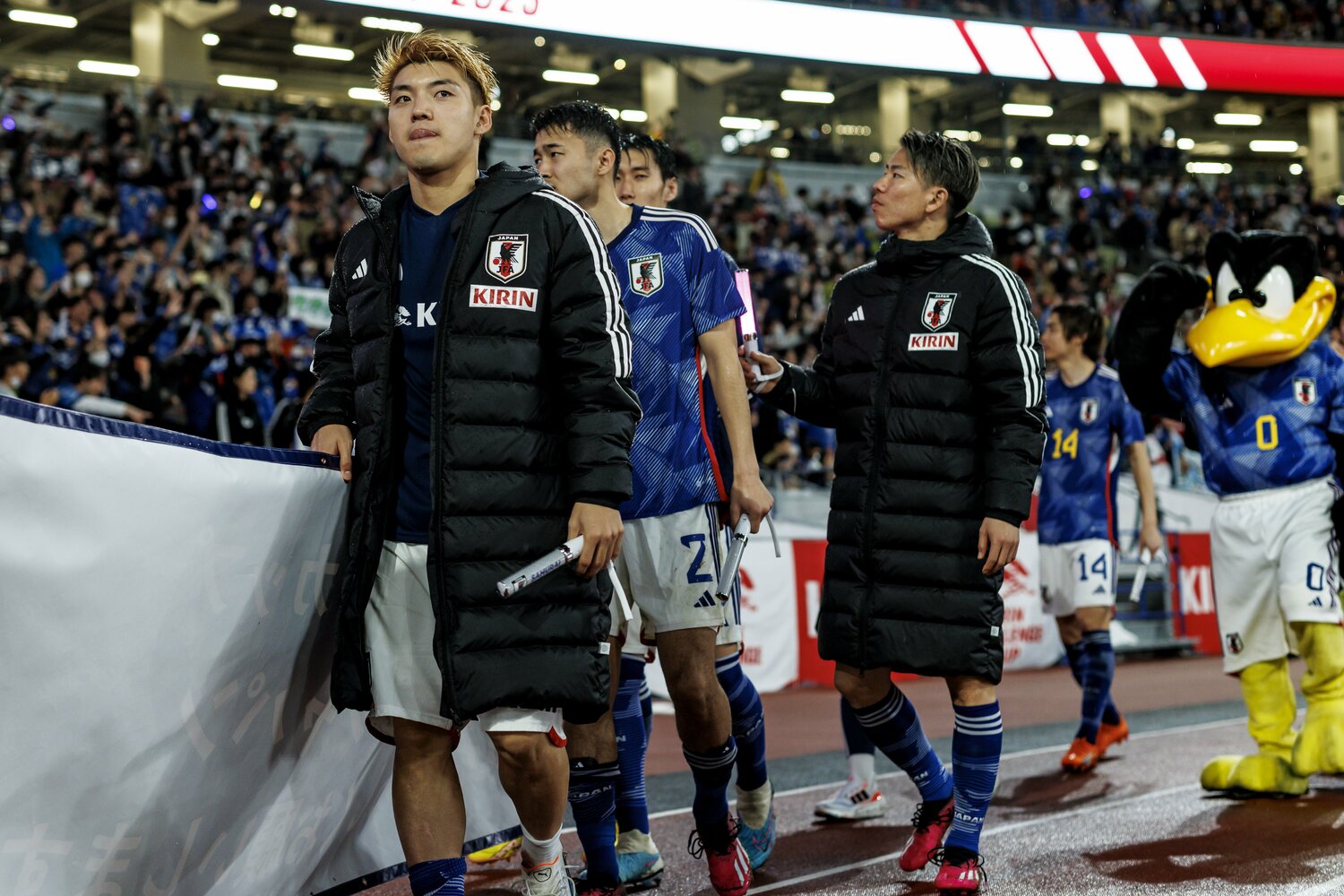 ファンサービスを行う日本代表の選手たち。多くのファンが喜ぶのは勝利という結果だ ©Kiichi Matsumoto／JMPA