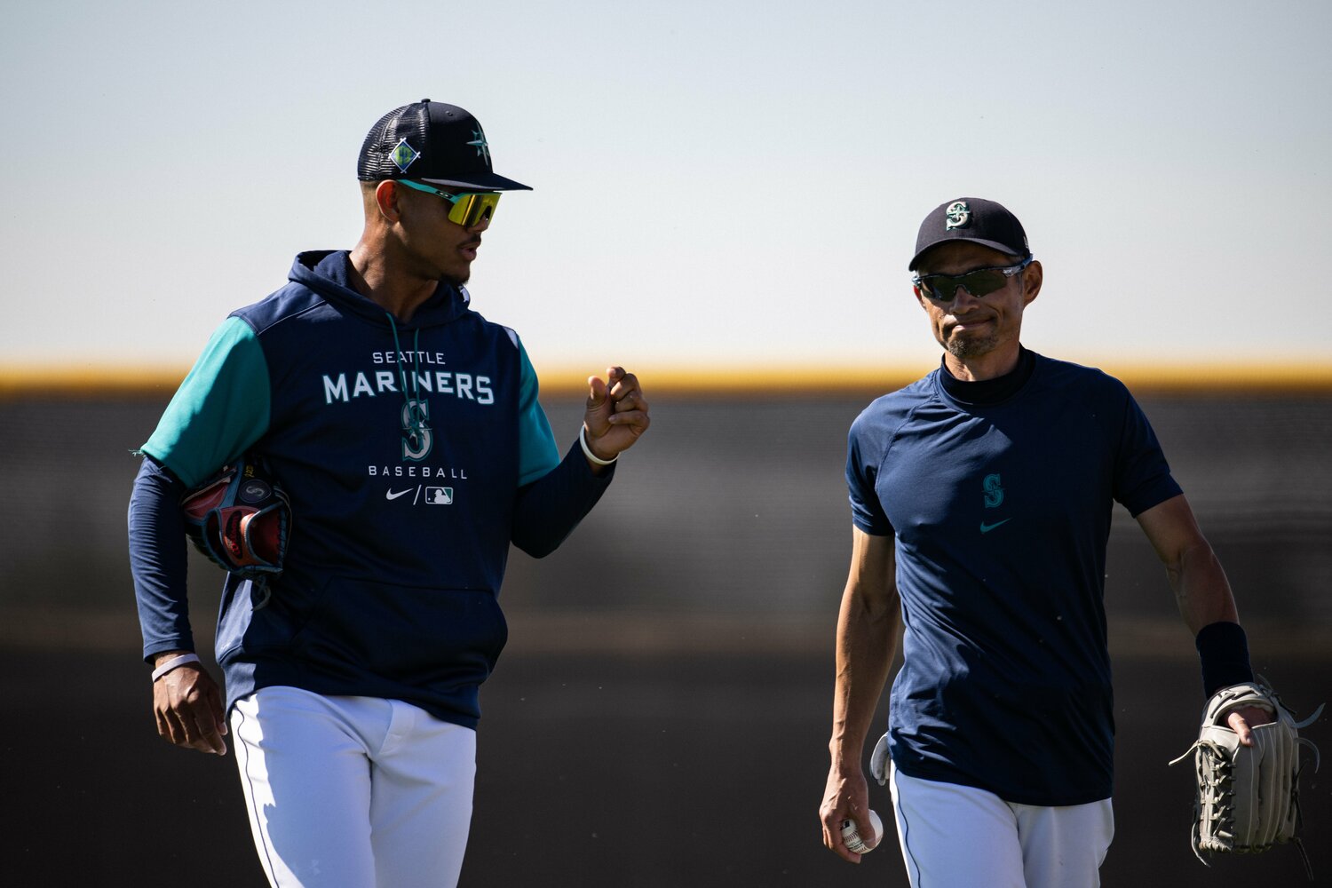 キャッチボール後、イチローに問いかけるロドリゲス　©︎Nanae Suzuki