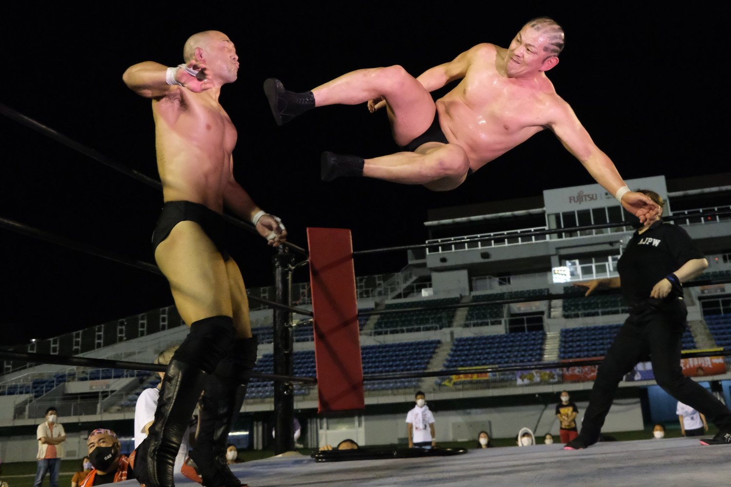 観客を盛り上げながらも、試合では川村を圧倒した鈴木