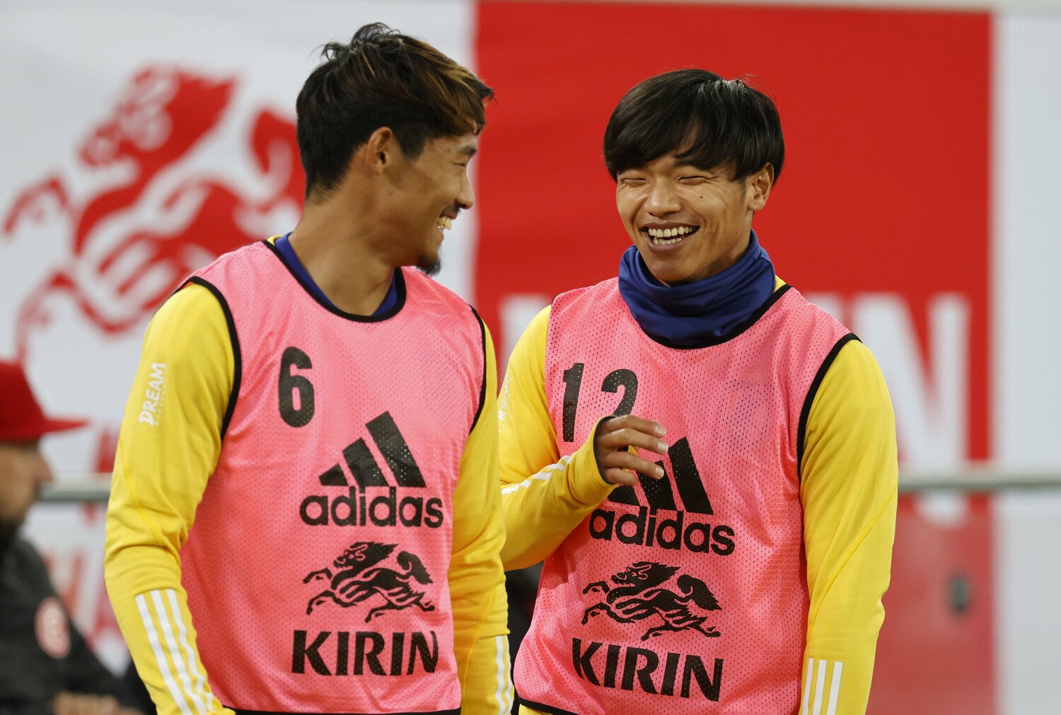 9月のドイツ遠征で。フロンターレ時代のチームメイトでもある旗手怜央（右）は今大会26人のメンバーから外れた　©AFLO