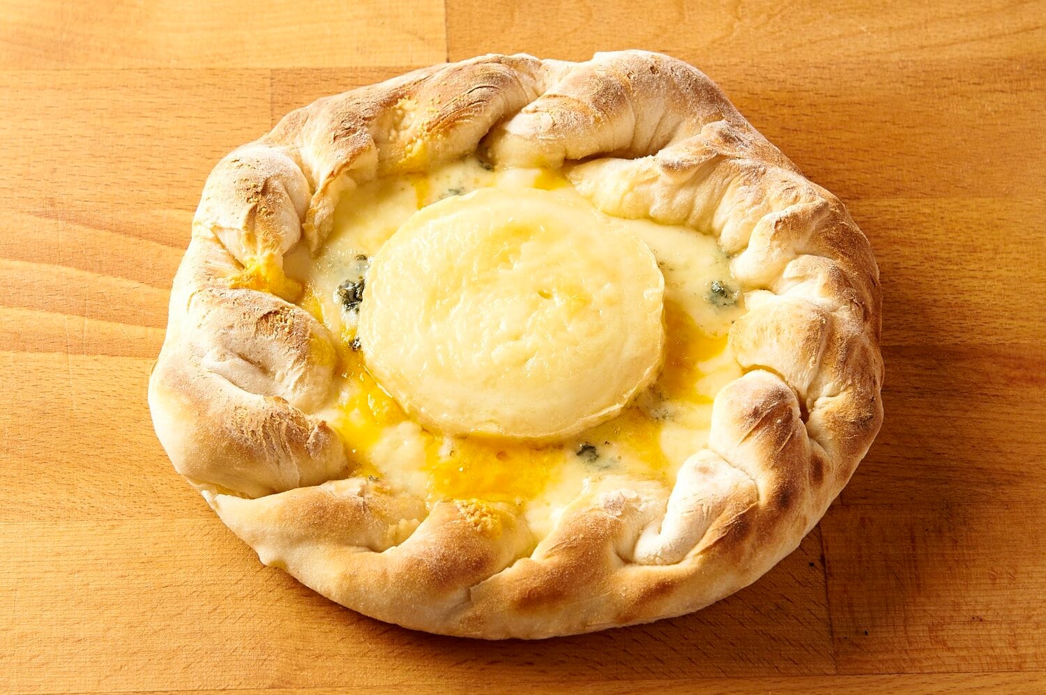 クラフトピザ 5種のチーズ（1800円）　※球団提供