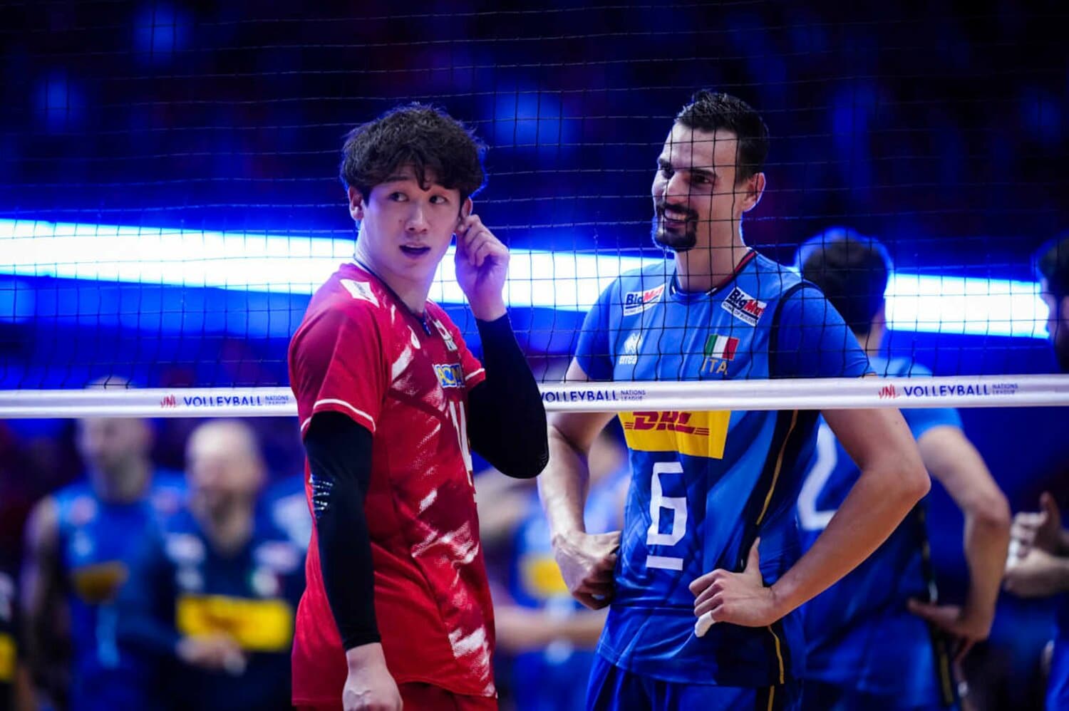 判定をめぐって、ペルージャでも同僚だったイタリア代表セッターのジャネッリと言葉をかわす石川祐希　©︎Volleyball World