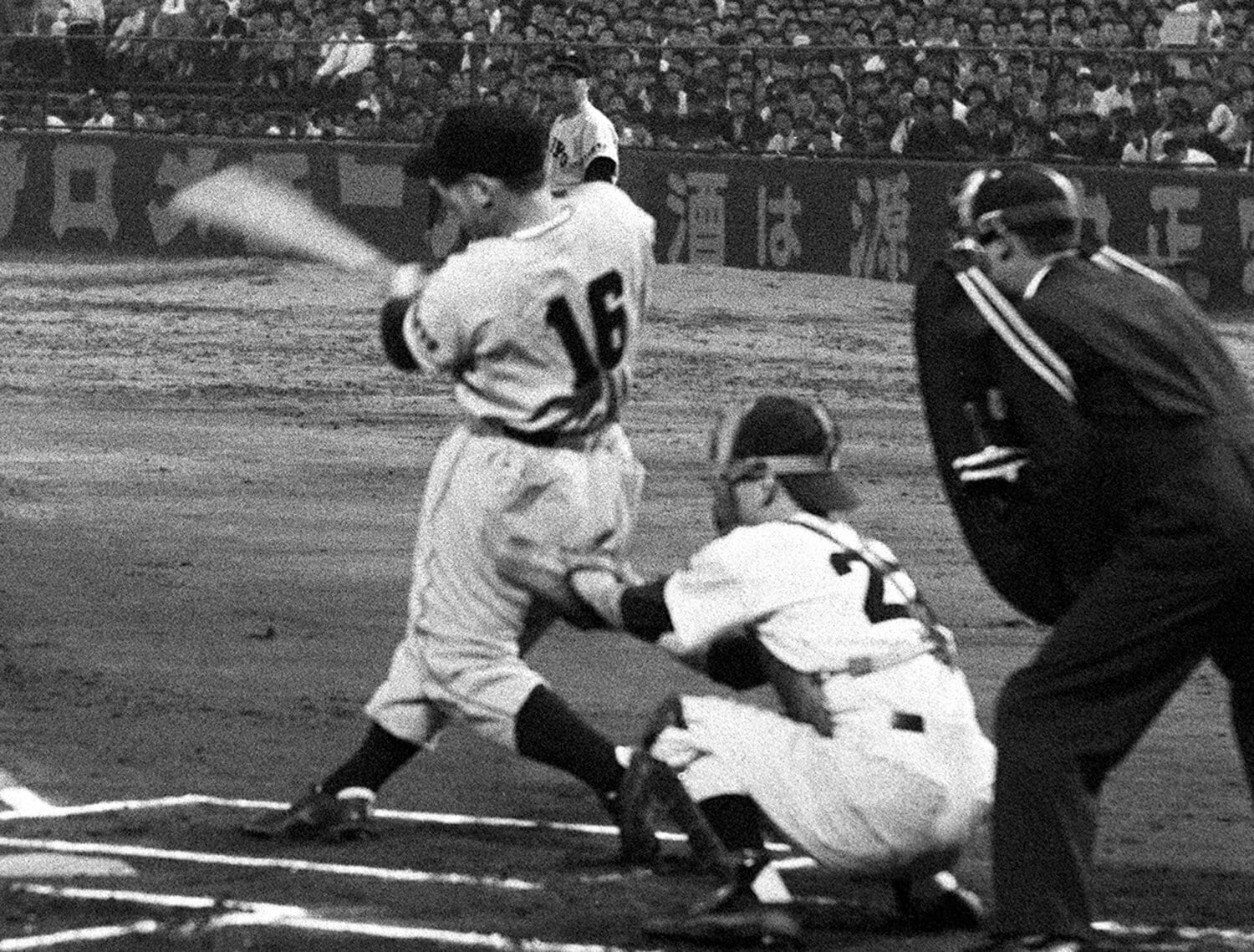 川上哲治が達成した、日本プロ野球史上初の2000本安打の瞬間（1956年）©︎KYODO