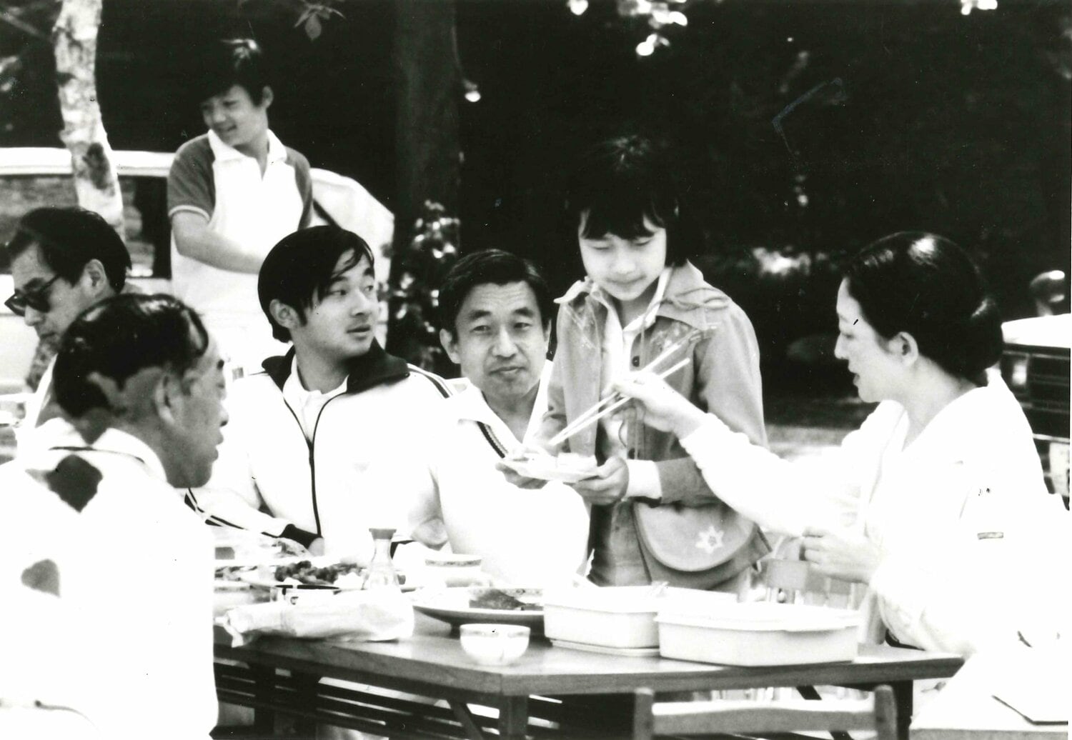 御所にてご友人たちとテニスをされた上皇ご一家。持ち寄りの昼食を囲んで　©BUNGEISHUNJU