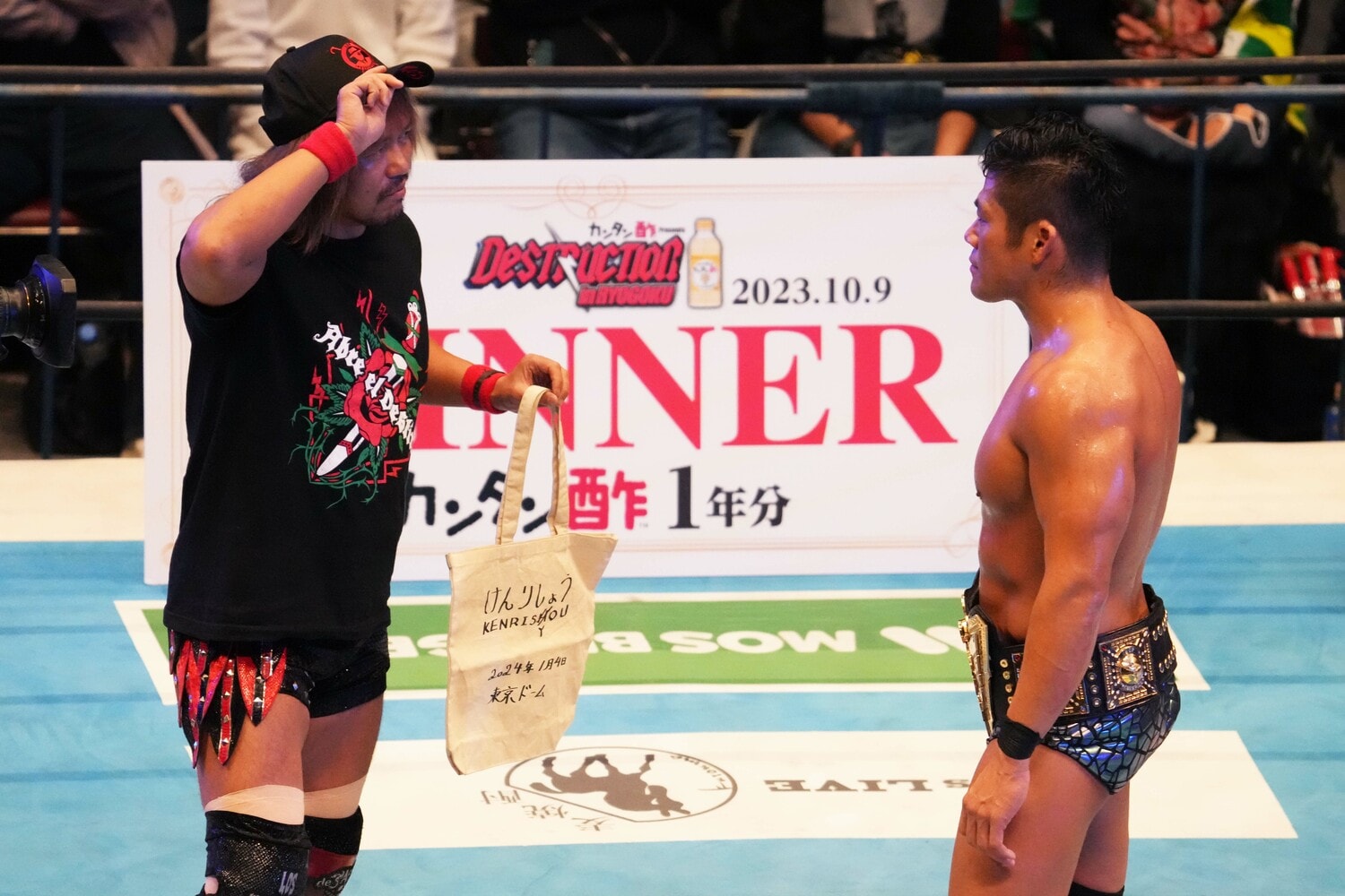 内藤哲也は「けんりしょう」のトートバッグを手に1月4日の挑戦をアピール