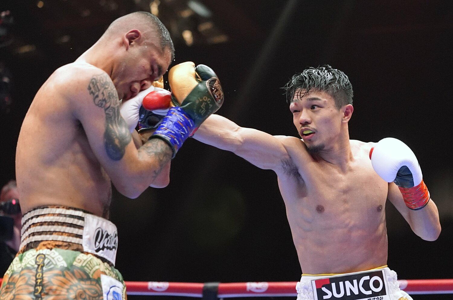 中谷潤人vsエルナンデス。終盤、右目が腫れ上がった中谷。必死にクリーンヒットを狙い続けた　©Naoki Fukuda