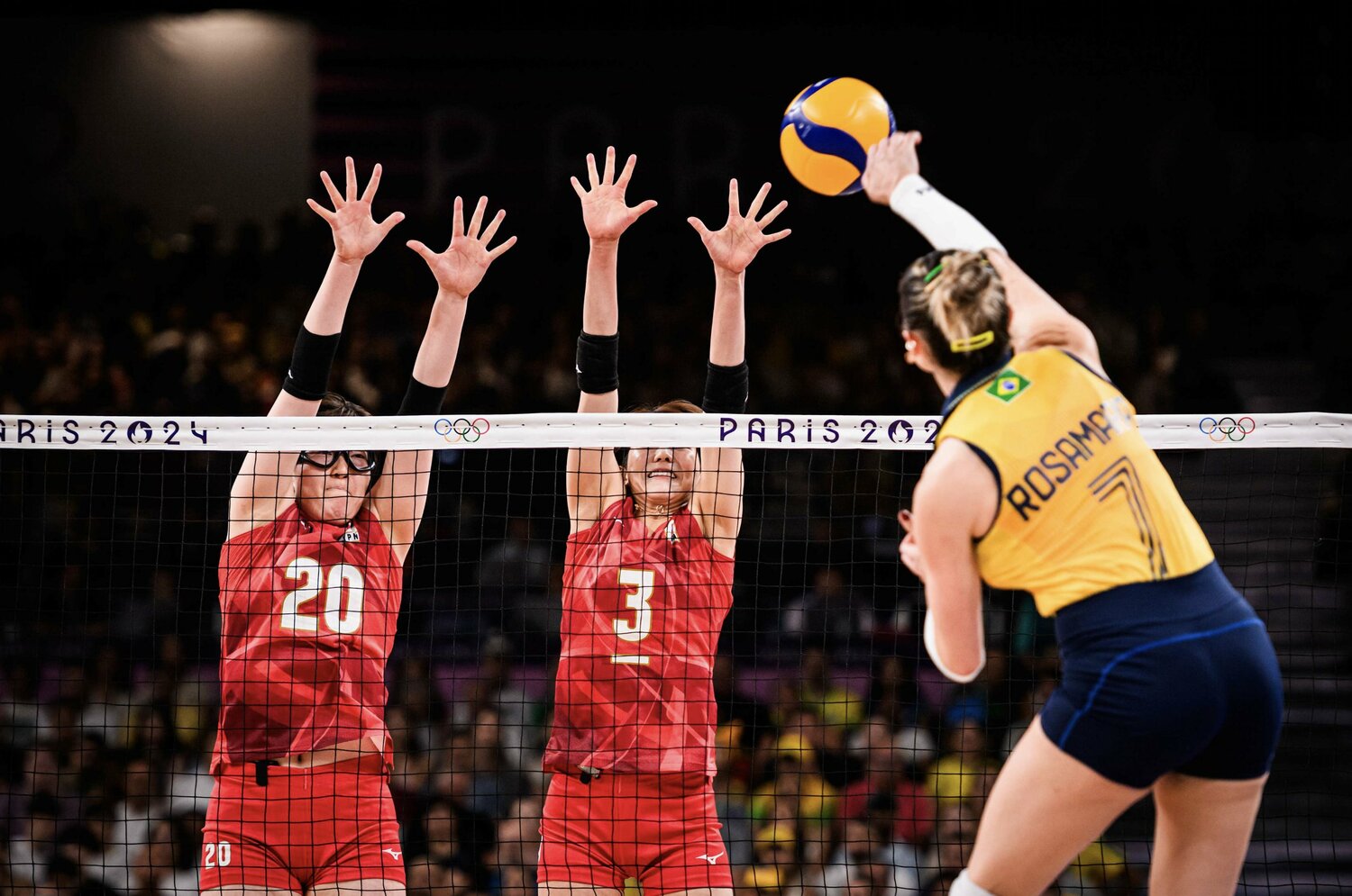 22歳の荒木彩花（左、184センチ）など期待の若手も台頭するミドルブロッカー。今後の強化をカギを握っている©︎Volleyball World