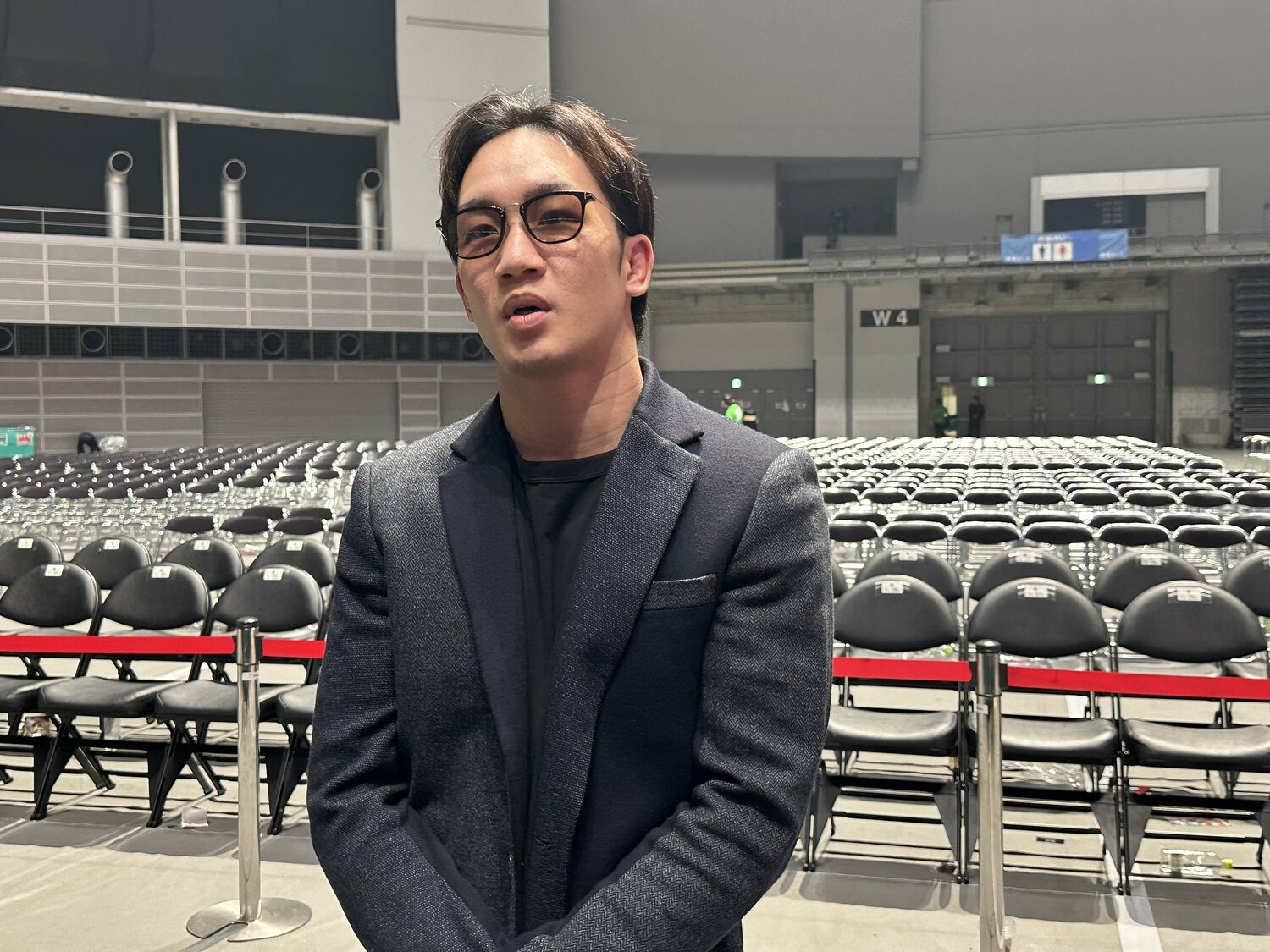 大会後、取材陣の囲み取材に答える朝倉未来　©Norihiro Hashimoto