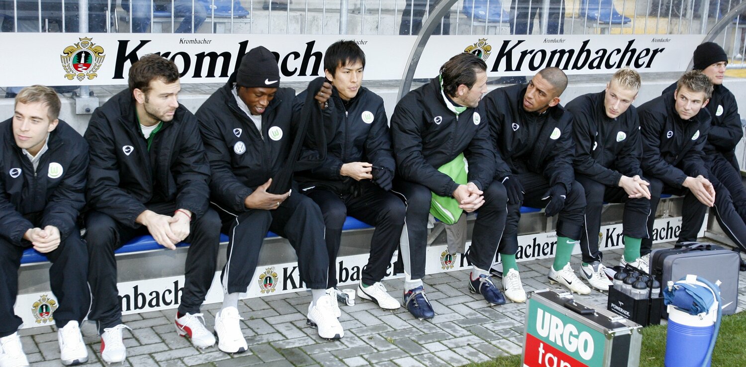 長谷部（中央）とその左に腰掛けるティアム（写真左から3番目）　©JIJI PRESS