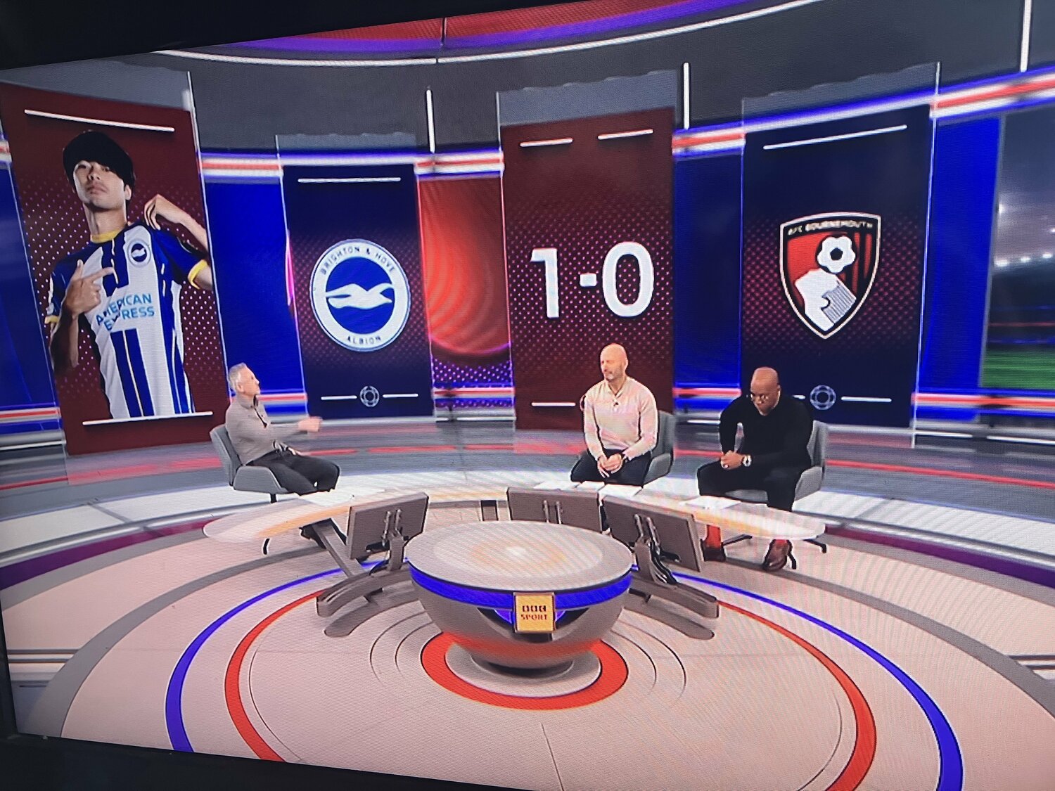 英サッカー人気番組「マッチ・オブ・ザ・デイ」でも三笘特集が組まれた。左から司会のガリー・リネカー、解説のアラン・シアラー、解説のイアン・ライト。ライトは「ミトマにはすべてのスキルがあるように見える」と絶賛