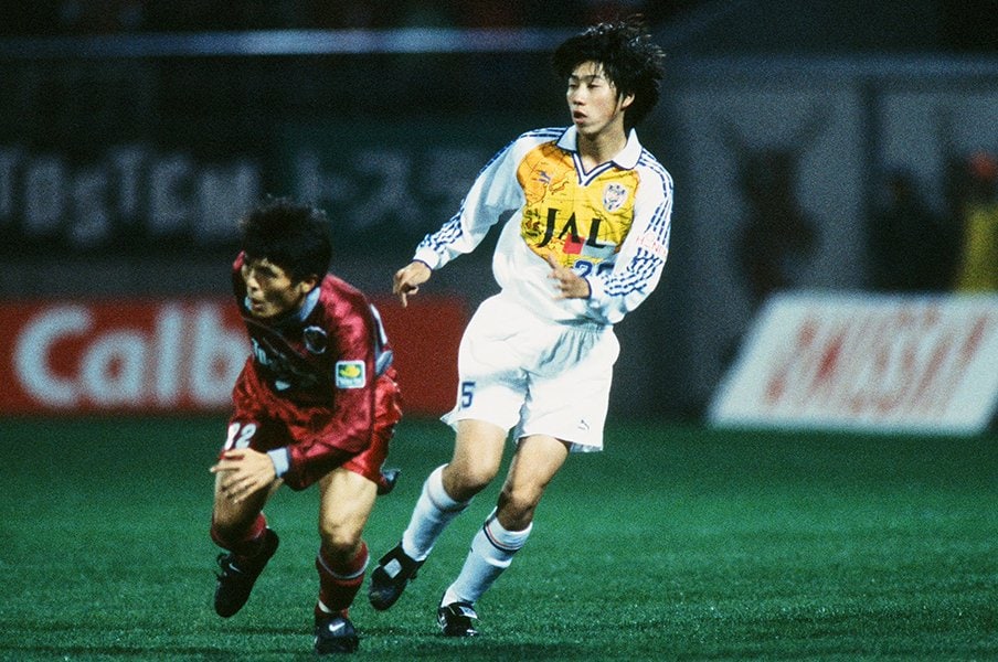 名良橋晃（鹿島）とマッチアップする1998年の市川　©J.LEAGUE