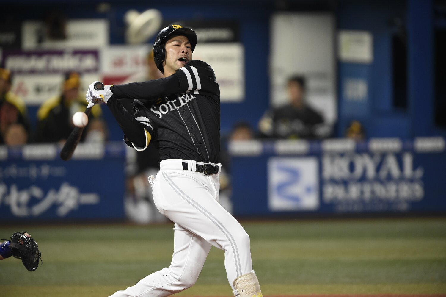 柳田悠岐の豪快なフルスイング ©Hideki Sugiyama