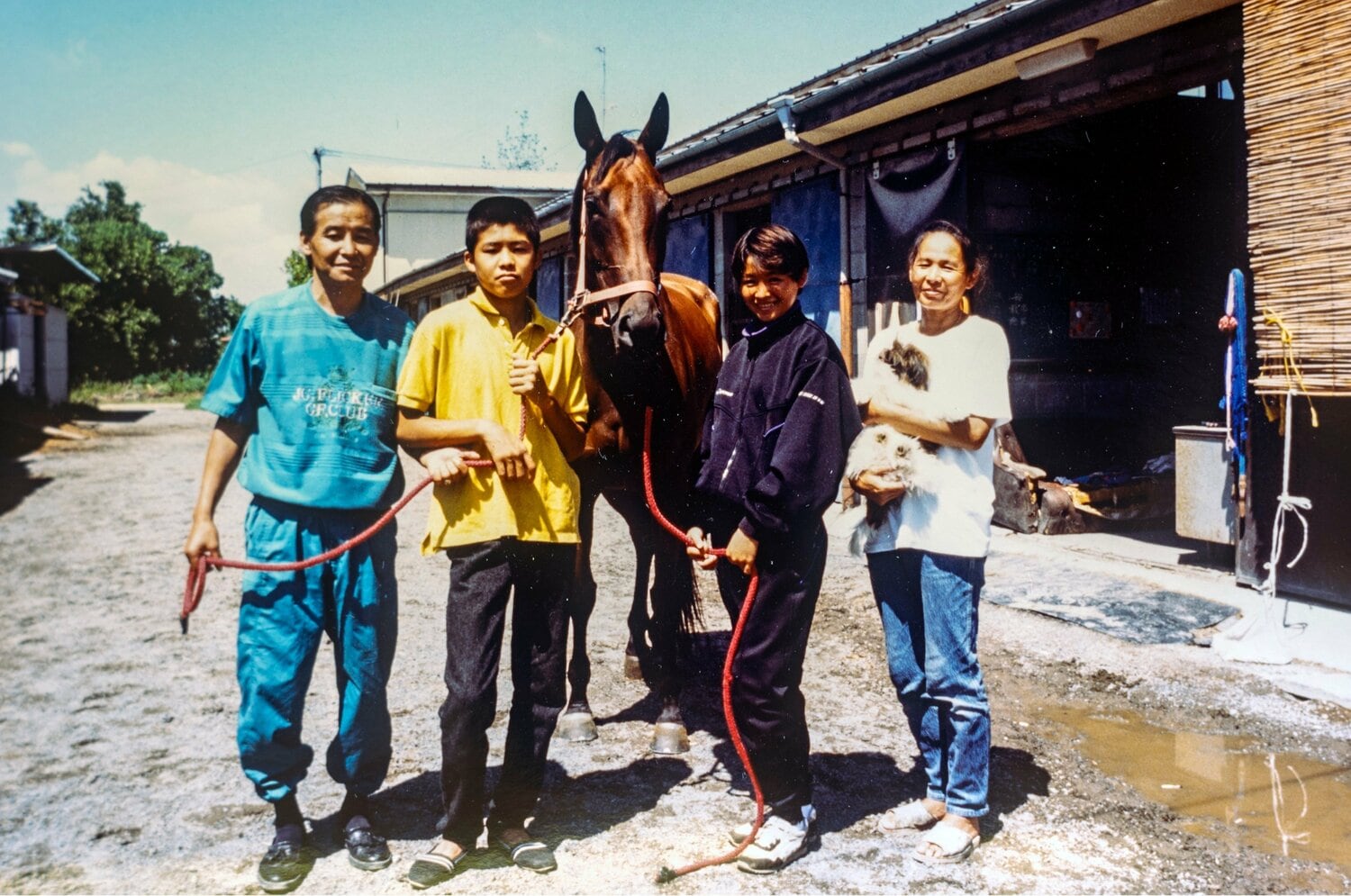 一家の写真。同じ騎手の道に進んだ弟（左から2番目）の明るい性格が小田部雪さんにとっても助けとなった　写真は本人提供