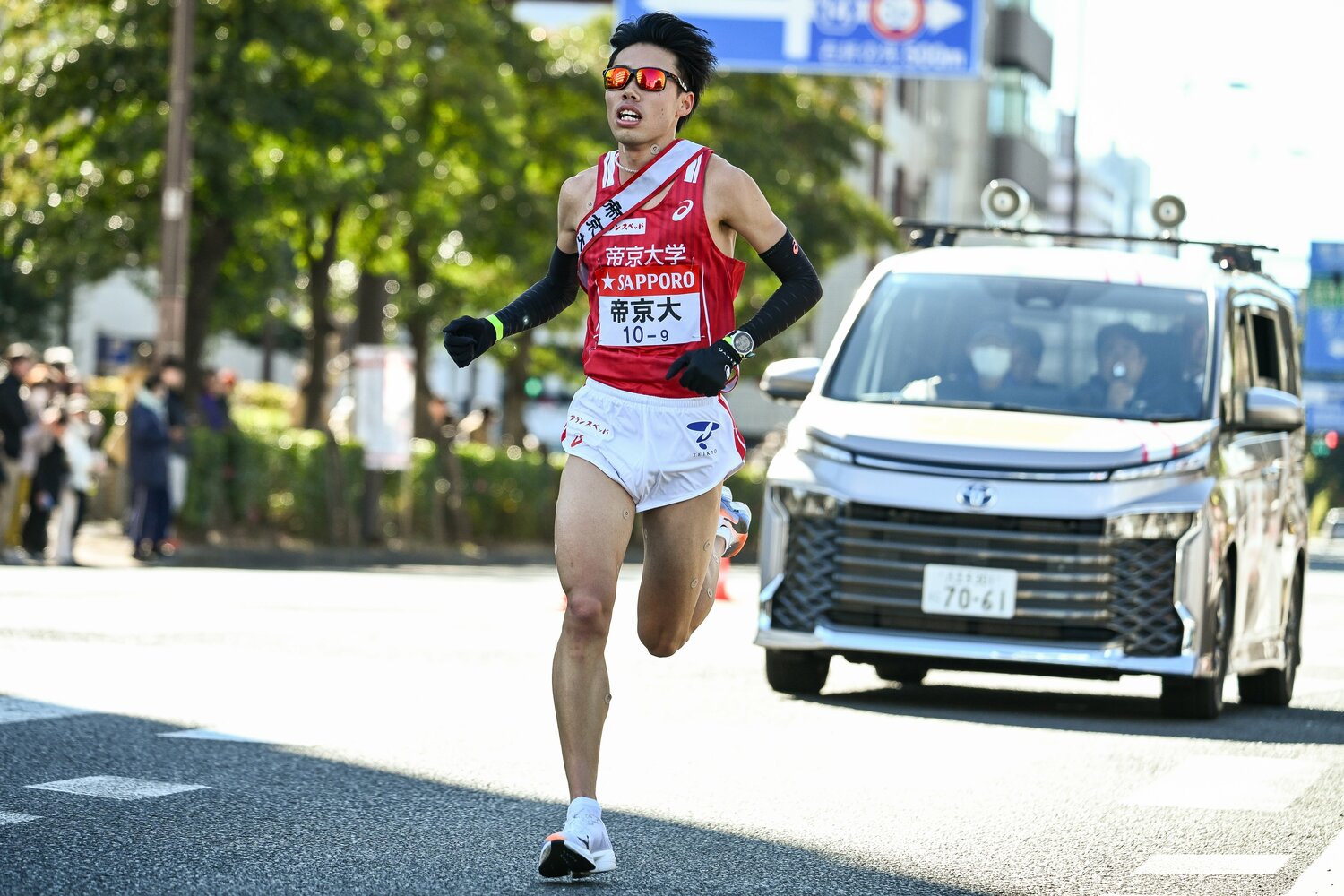 102回大会復路9区を力走する尾崎仁哉。彼ら4年は卒業したが、新1年たちはどれくらい成長を見せられるか　©Nanae Suzuki