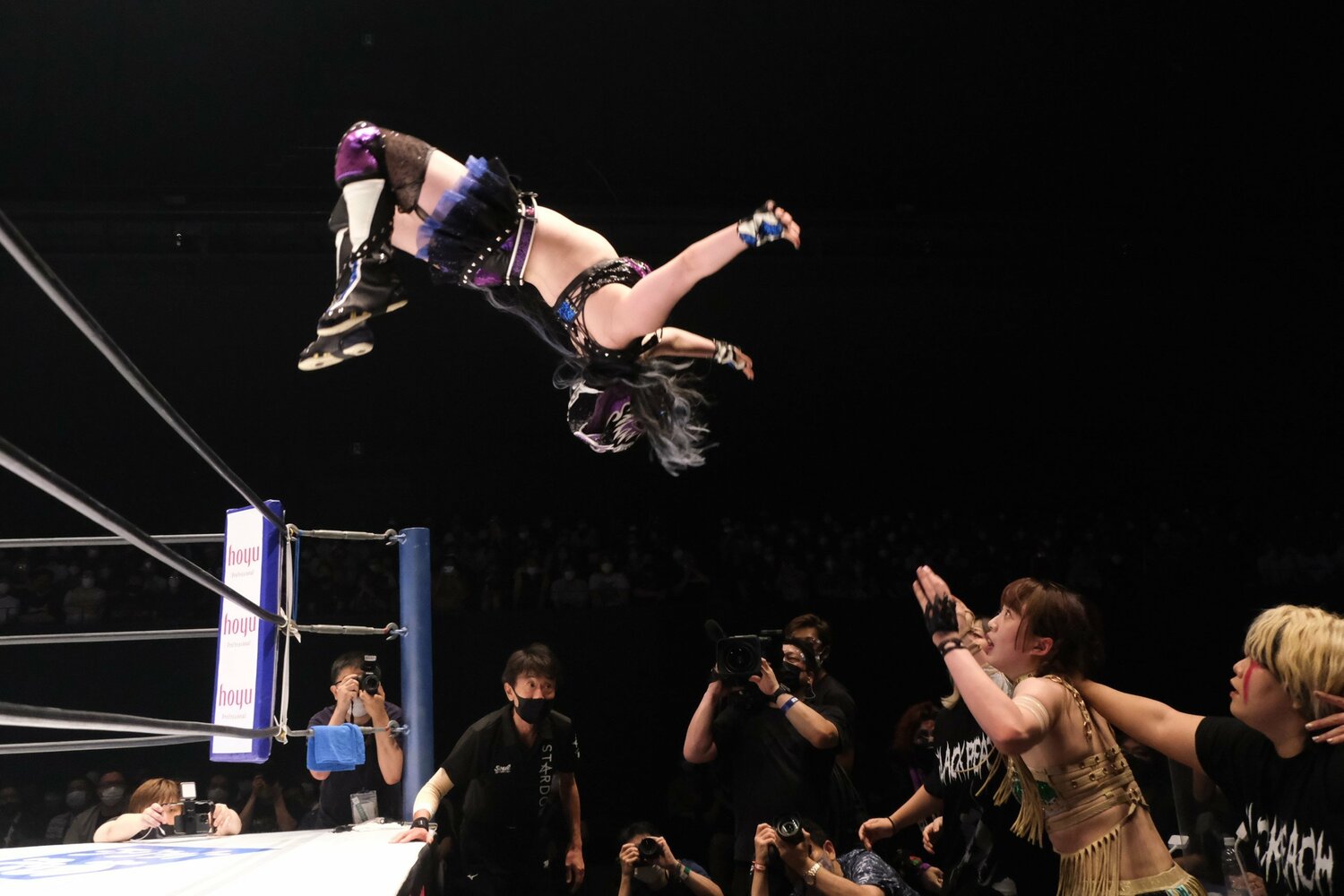 ラ・ケブラーダを放つキッド。上谷には同じハイフライヤーとしても負けたくなかった