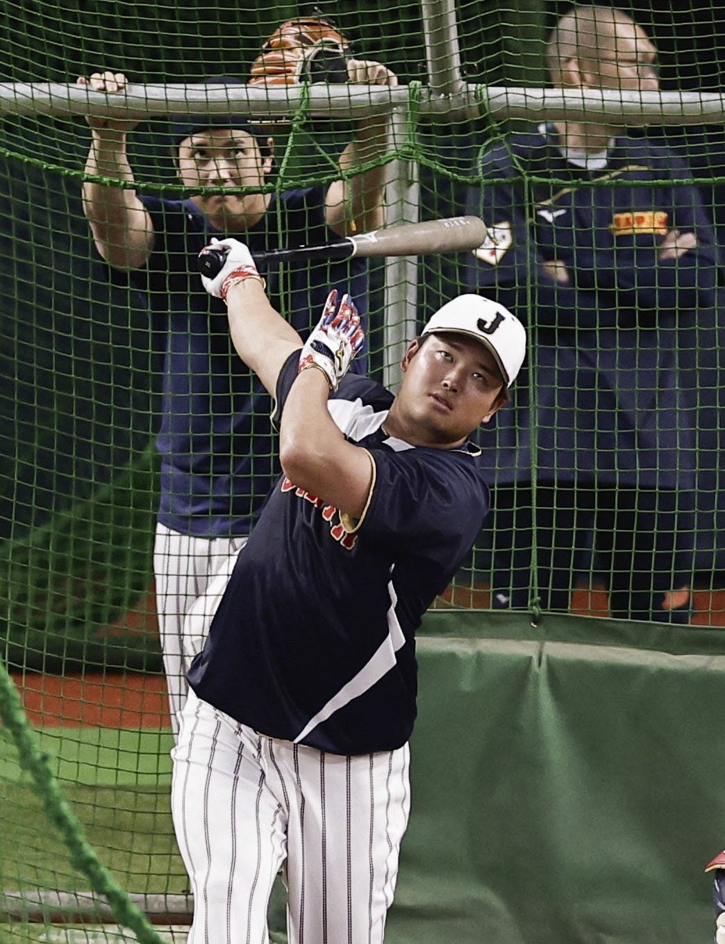 村上宗隆のフリーバッティングを見守る大谷翔平（写真左奥）。2人はペアを組んでいる　©KYODO