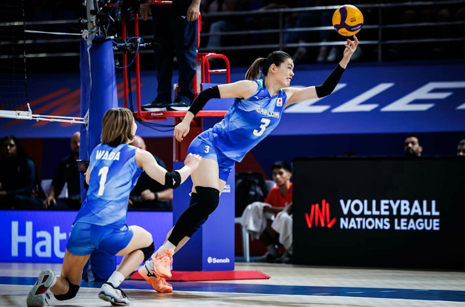 ネーションズリーグで懸命にボールを追いかける島村春世 ©︎Volleyball World