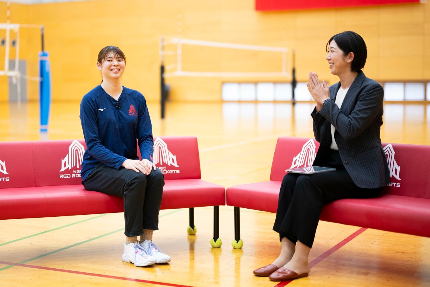荒木絵里香（右）からの質問にテンポよく答えた山田二千華　©︎Tomosuke Imai