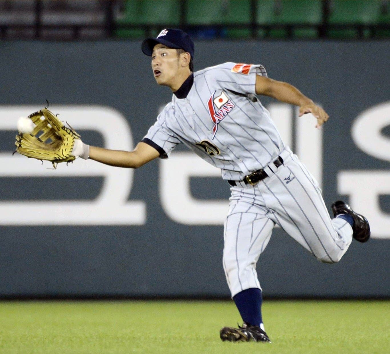 大会中、守備に就く水本　©Kyodo News