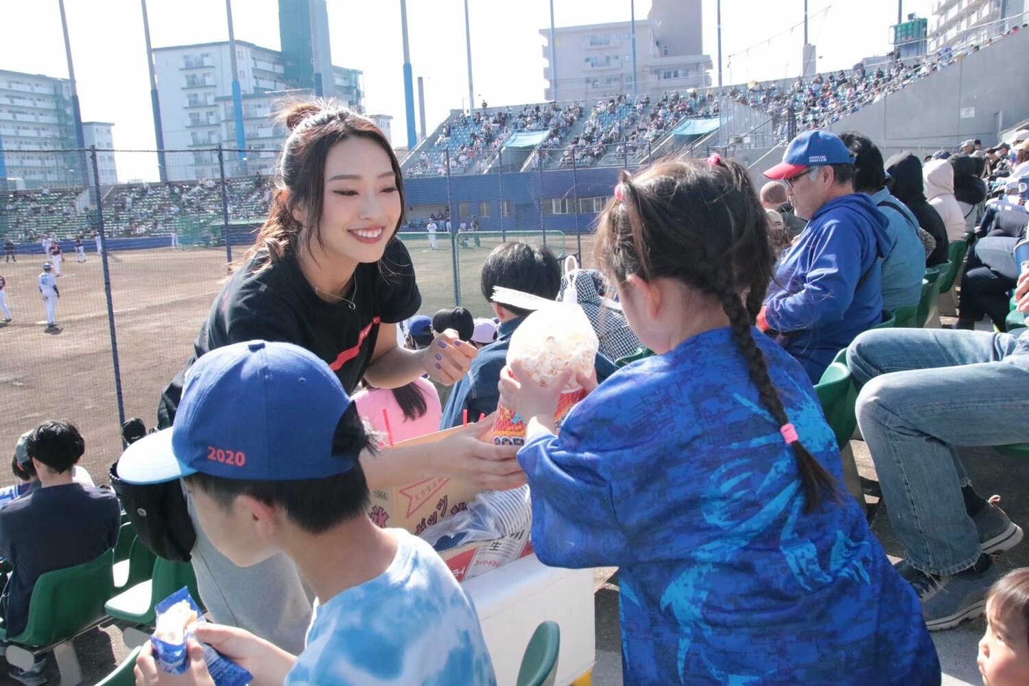 ナゴヤ球場には幼い子連れ家族も多く、どこかのんびりした空気が流れていた ©本人提供