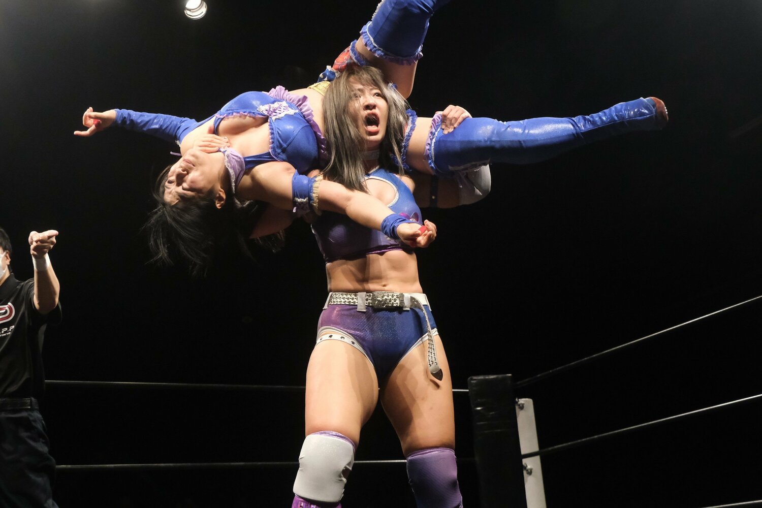 8月13日のプロレス復帰戦。尾崎妹加をアルゼンチン・バックブリーカーで豪快に担ぎ上げる　©Norihiro Hashimoto