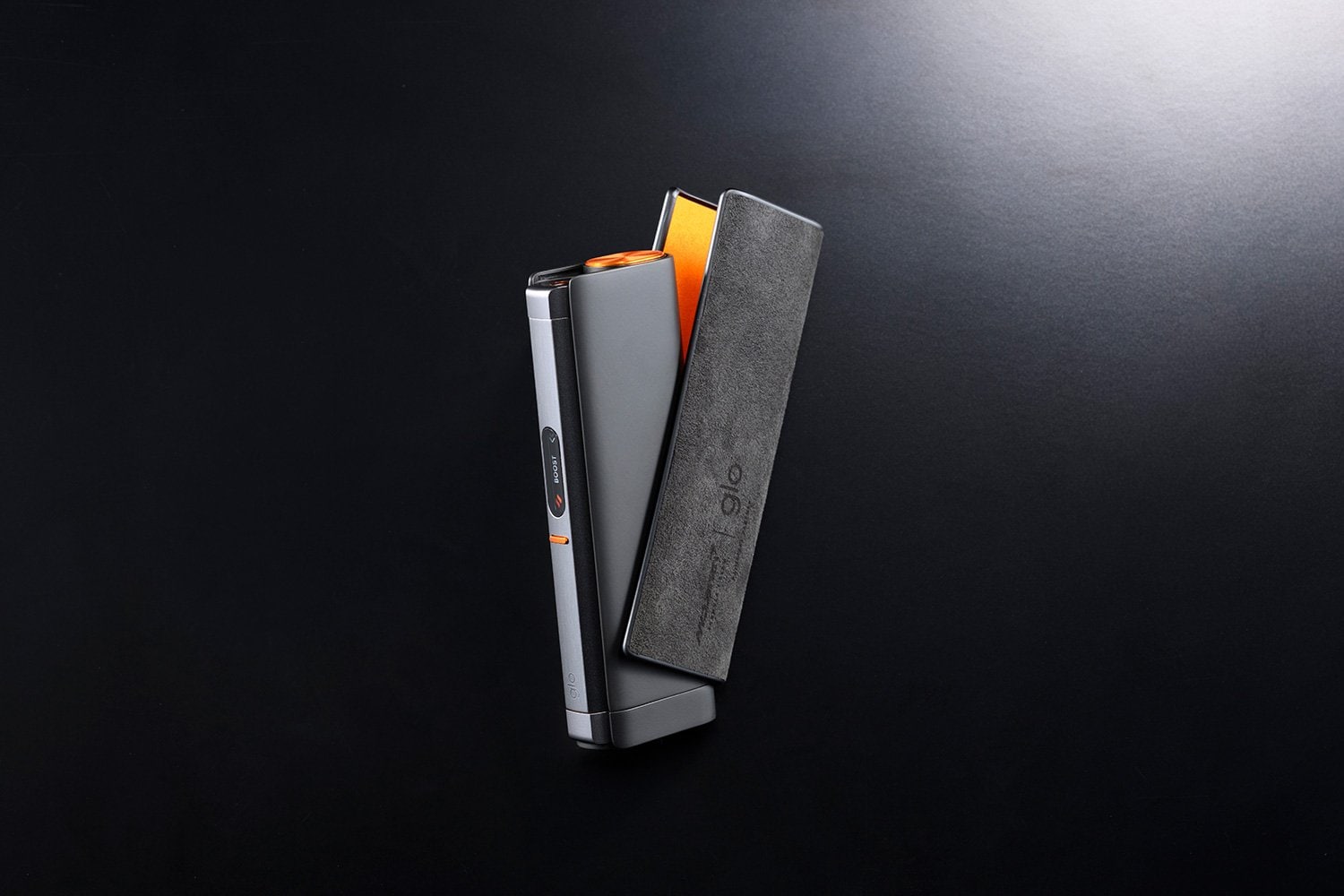 チャージングケースはエンジニアリングの美学を感じさせる、ブラッシュドメタル仕上げ。ラバー加工を施し手に吸い付くような安定したグリップ感を実現。付属のスリーブには上質なアルカンターラ素材を使用。豊かな触感とプレミアムな手触りが、プロダクト体験をさらに高めてくれる