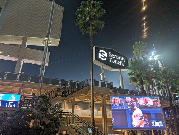 球場外周に並ぶショップにはテラスもあり、食事しながらの大画面観戦も可能　©Aki