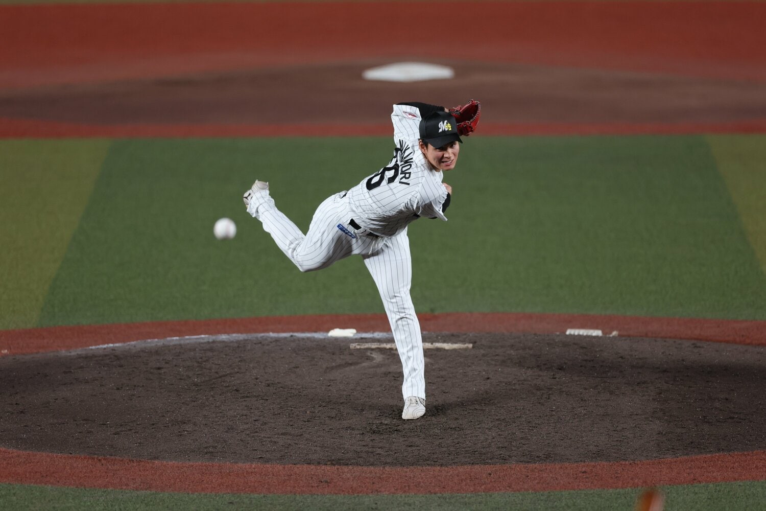 躍動感溢れる投球フォームからキレのいいボールを投げ込む中森 ©Chiba Lotte Marines