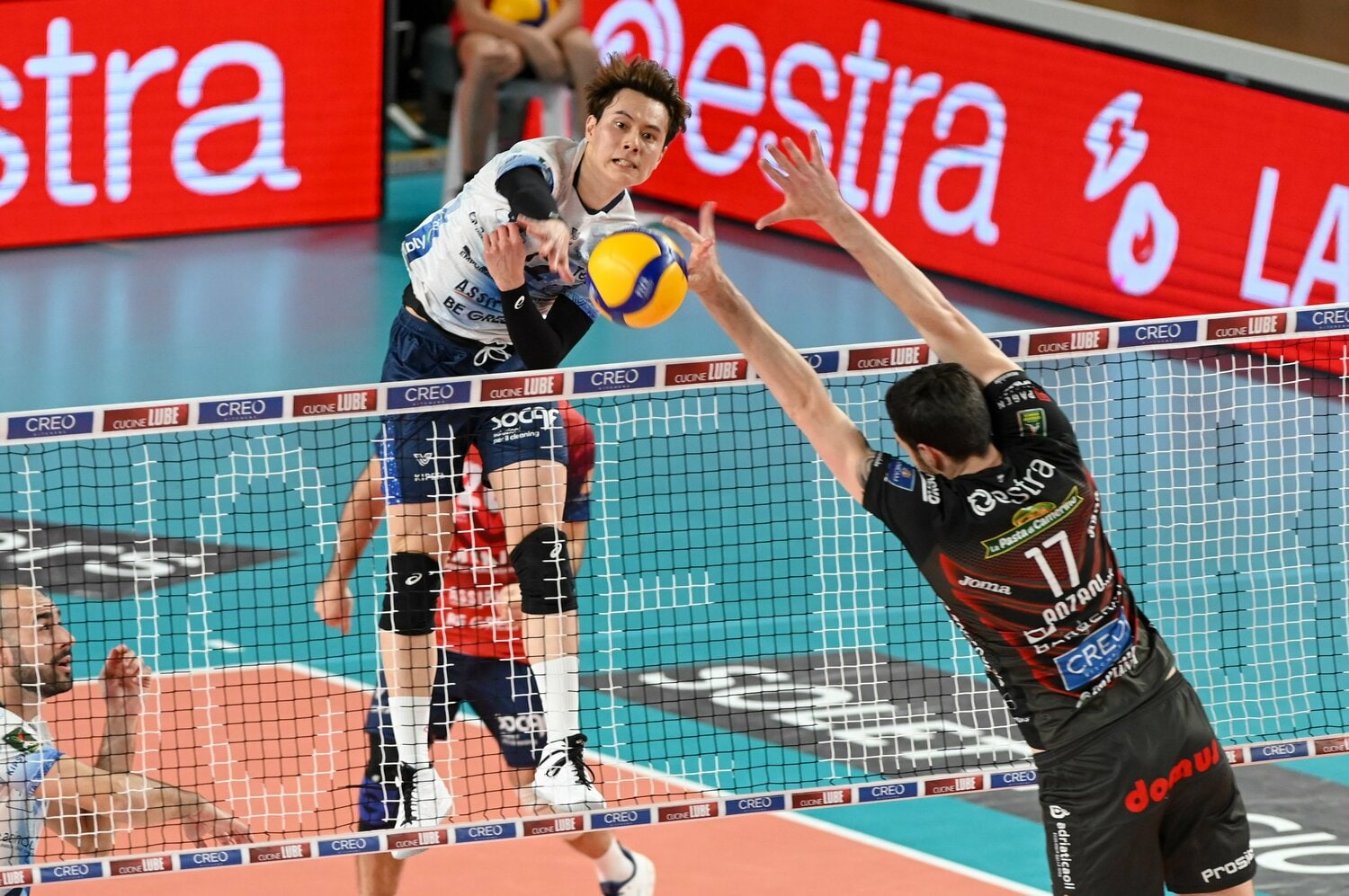 靭帯損傷のケガから驚異の回復をみせ、セリエAの試合に復帰した高橋藍　©︎AFLO