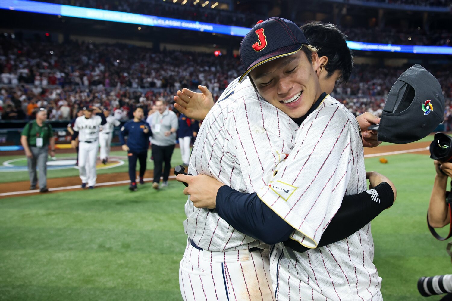 WBC決勝後、大谷とハグする山本由伸 ©Getty Images