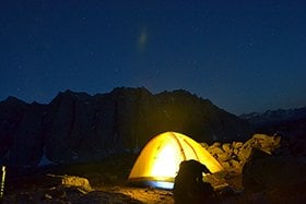 アラームを４時にセットしてテントで寝る。 