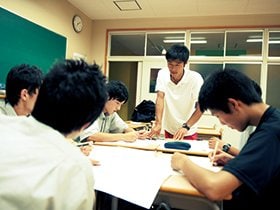 練習後、学校に戻って生徒たちに地図の読み方を教える。