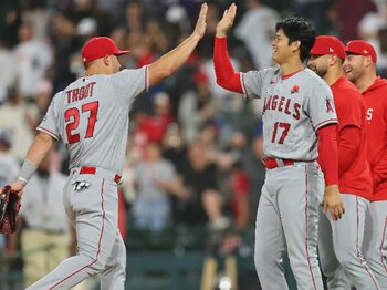 大谷翔平とトラウトの“6年目も変わらない”リスペクト「勉強させられっぱなし」…ツーショットが映ると球場が熱狂する“トラウタニ”の現在＜Number Web＞ photograph by Getty Images