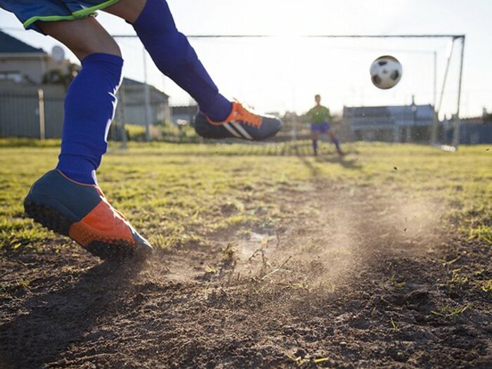 「子どものサッカーのために借金」支援を受ける31%が回答…新品のスパイクを買えない親たちの“悲痛な本音”「生きるのに精いっぱい」<Number Web> photograph by Getty Images