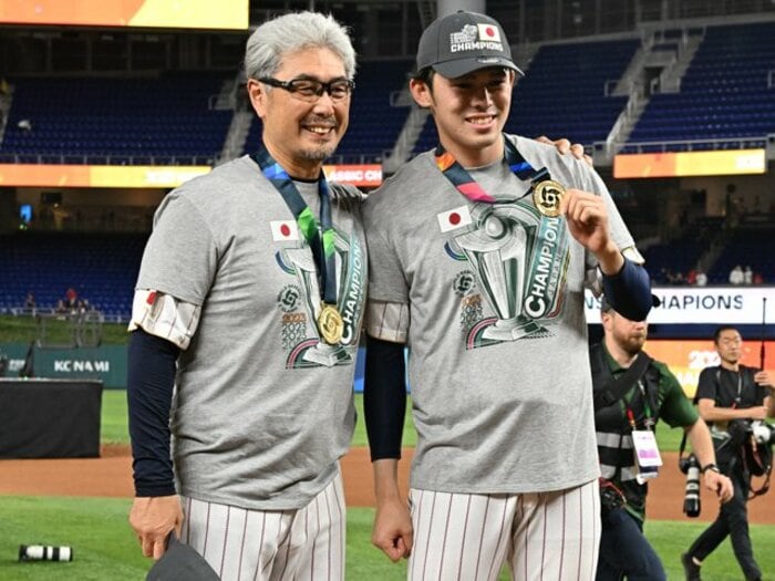 大谷翔平の筋肉を触って「朗希、まだまだやな」夢のような“二刀流生活”を終えた吉井監督、休む暇もなくロッテ帰還「ワクワクするチームつくる」＜Number Web＞ photograph by Naoya Sanuki