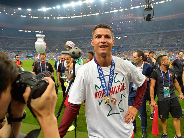 ロナウドとポルトガル、永遠の日。勝利に愛された泣き虫のエース