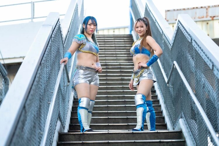 フェリス卒の元銀行員」雪妃真矢と女子デスマッチファイター・世羅りさ