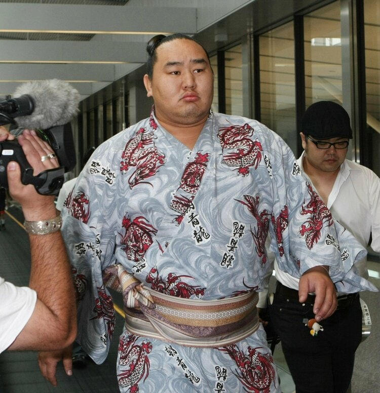 謹慎明けの朝青龍にヤジが…」朝青龍vs白鵬“伝説の千秋楽相星決戦”、NHK
