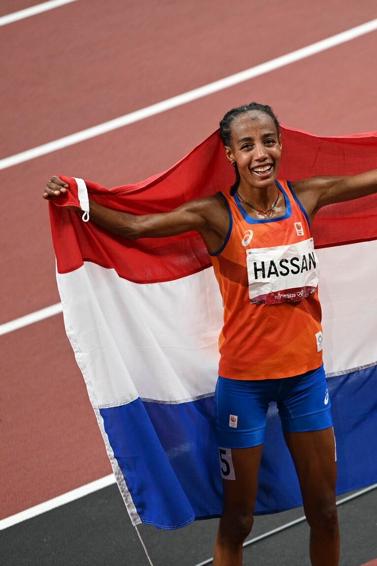 東京五輪10000mで金メダルを獲得してオランダ国旗を掲げるハッサン ©Asami Enomoto/JMPA