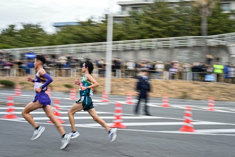 12km手前、浜須賀交差点で佐藤の後ろにピッタリとつき、プレッシャーを与える太田　©Naoya Sanuki