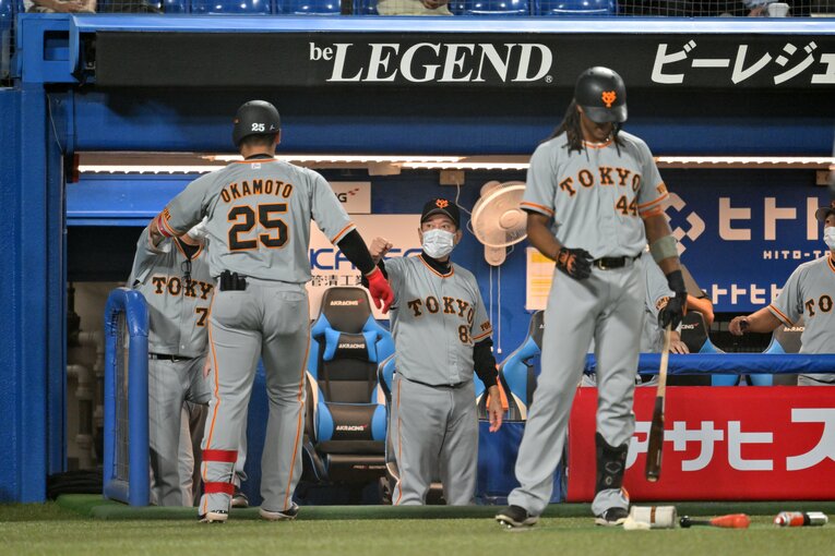 岡本を出迎える原監督　©Hideki Sugiyama