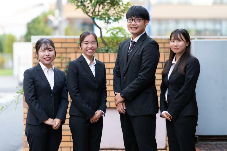 左から秋山姫歌さん、次呂久直子さん、三浦拓也さん、長束文さん ／ photograph by Shiro Miyake